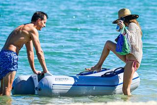Alessandra Ambrosio feet photo thumbnail