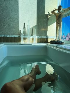 Halle Berry feet photo thumbnail