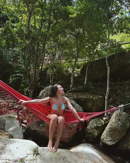 Larissa Manoela feet photo thumbnail
