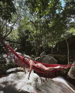 Larissa Manoela feet photo thumbnail