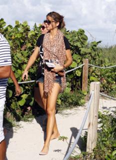 Adriana Lima feet photo thumbnail