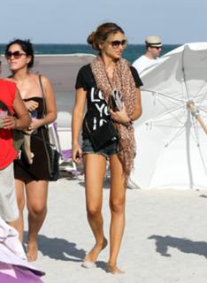 Adriana Lima feet photo thumbnail