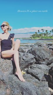Sarah Michelle Gellar feet photo thumbnail