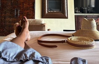 Mindy Kaling feet photo thumbnail
