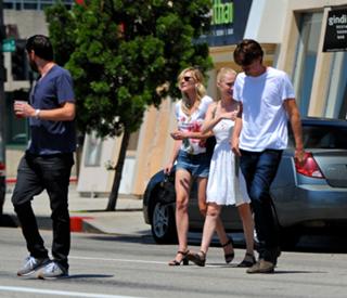 Kirsten Dunst feet photo thumbnail