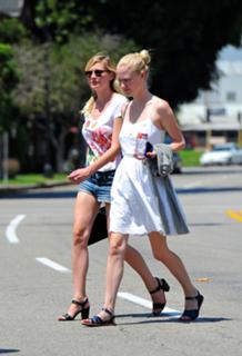 Kirsten Dunst feet photo thumbnail