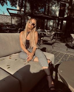 Carla Diaz feet photo thumbnail