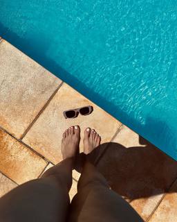 Carla Diaz feet photo thumbnail
