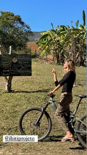 Gisele Bündchen feet photo thumbnail