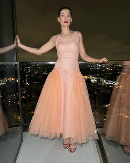 Rosamund Pike feet photo thumbnail