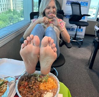 Kyle Unfug feet photo thumbnail