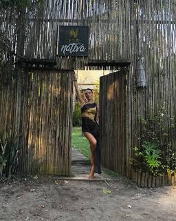 Isis Valverde feet photo thumbnail