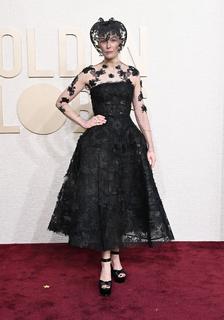 Rosamund Pike feet photo thumbnail