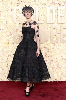 Rosamund Pike feet photo thumbnail