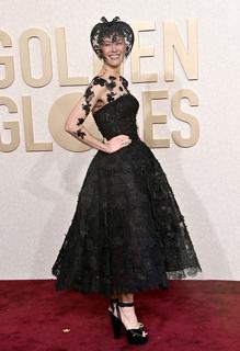 Rosamund Pike feet photo thumbnail