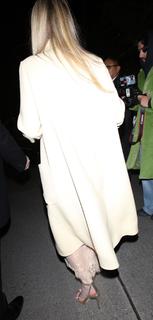 Dakota Fanning feet photo thumbnail