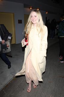 Dakota Fanning feet photo thumbnail