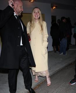 Dakota Fanning feet photo thumbnail