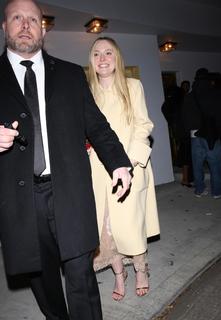 Dakota Fanning feet photo thumbnail