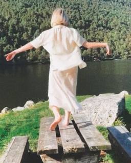 Aurora Aksnes feet photo thumbnail