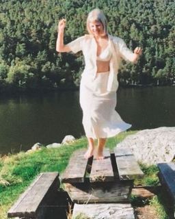 Aurora Aksnes feet photo thumbnail