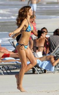 Miranda Kerr feet photo thumbnail