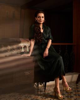 Dia Mirza feet photo thumbnail