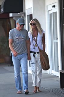 Elle Macpherson feet photo thumbnail