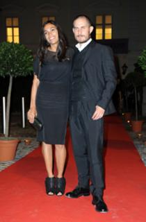 Rosario Dawson feet photo thumbnail