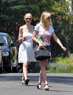 Kirsten Dunst feet photo thumbnail