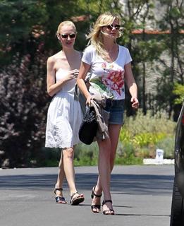 Kirsten Dunst feet photo thumbnail