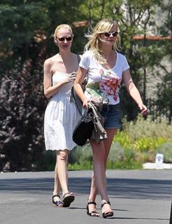 Kirsten Dunst feet photo thumbnail