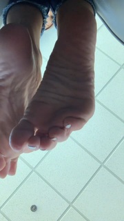 Kyle Unfug feet photo thumbnail