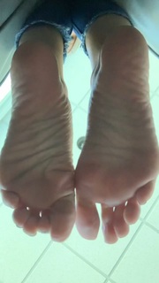 Kyle Unfug feet photo thumbnail