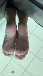 Kyle Unfug feet photo thumbnail