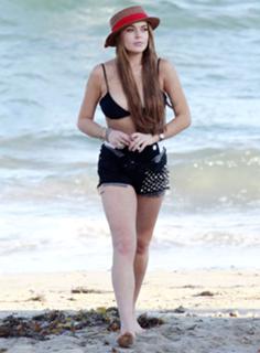 Lindsay Lohan feet photo thumbnail