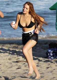 Lindsay Lohan feet photo thumbnail