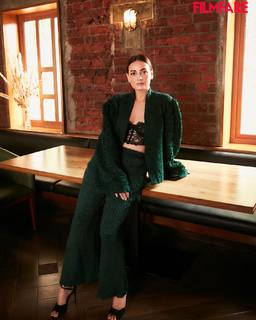 Dia Mirza feet photo thumbnail