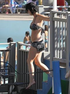 Katy Perry feet photo thumbnail