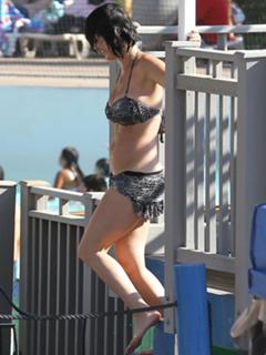 Katy Perry feet photo thumbnail
