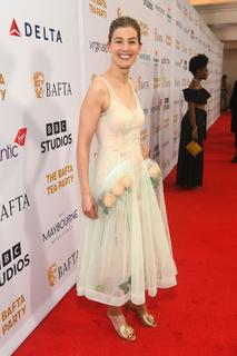 Rosamund Pike feet photo thumbnail