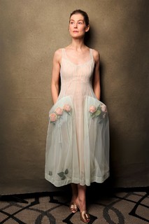 Rosamund Pike feet photo thumbnail