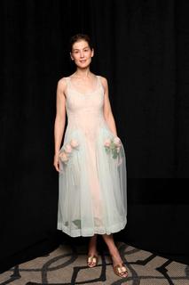 Rosamund Pike feet photo thumbnail