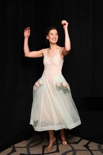 Rosamund Pike feet photo thumbnail