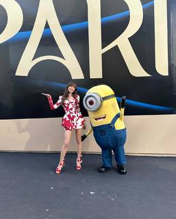 Lily Collins feet photo thumbnail