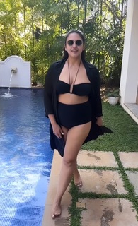 Huma Qureshi feet photo thumbnail