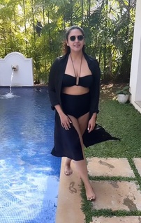 Huma Qureshi feet photo thumbnail