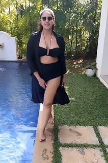 Huma Qureshi feet photo thumbnail
