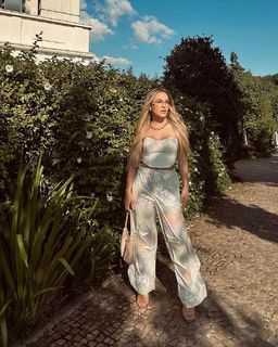 Carla Diaz feet photo thumbnail