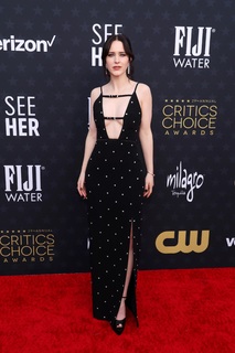 Rachel Brosnahan feet photo thumbnail